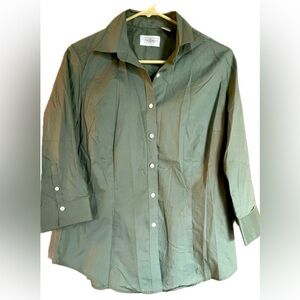 Van Heusen Sage Green Button Down 3/4 sleeve Shirt. Size Medium (8-10 L/S)
